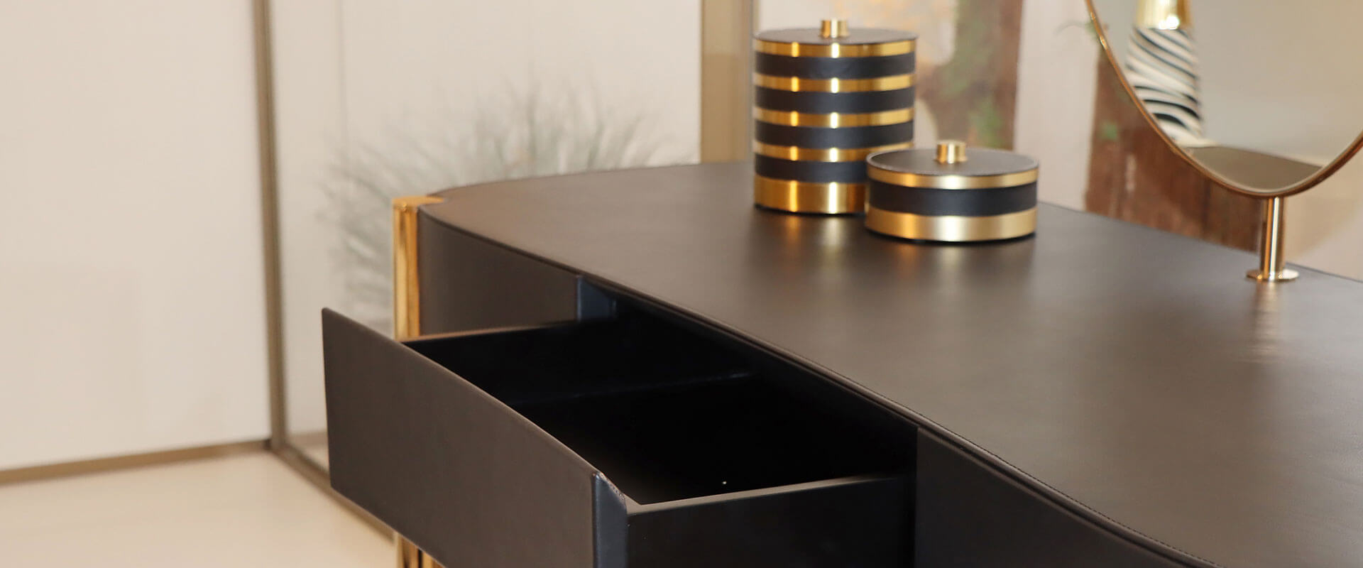 Dressing table, dressing chair